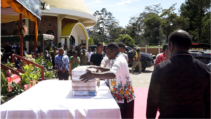 Gubernur Jhon Tabo Salurkan Rp10 Miliar untuk Gereja Katolik Dekenat Papua Pegunungan