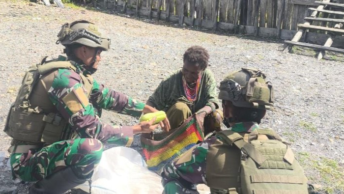 Dukung Perekonomian Warga Beoga, Satgas Pamtas RI-PNG Yonif 732 Lakukan Program ROSITA