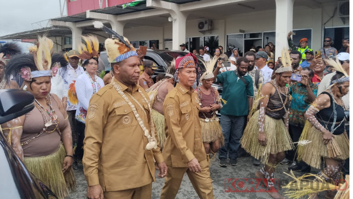 Roni Omba dan Marlinus Disambut Meriah Masyarakat, Korpasgat Perketat Pengamanan Bandara Tanah Merah