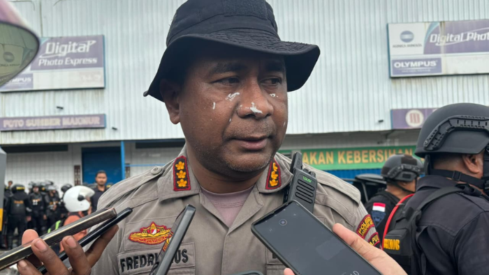 Dua Mobil Polisi Rusak, Satu Mobil PDAM Dibakar, Tiga Warga Terkena Lemparan Batu