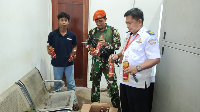 12 Botol Captain Morgon Diamankan Satgas Korpasgat di Bandara Nabire