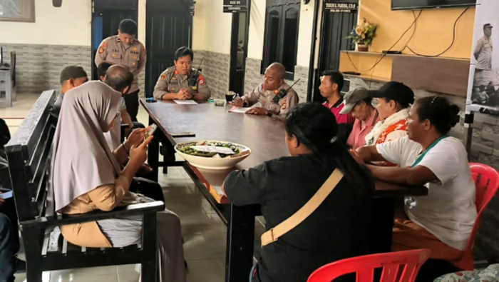 Kasus Meninggalnya DWA, Tempuh Jalur Adat, Dua Keluarga Bertemu di Polsek Mimika Baru