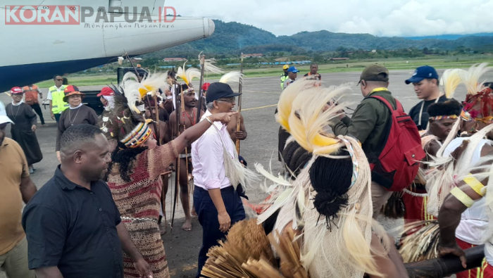 Uskup Bogor Disambut Hangat di Oksibil, Satgas Korpasgat Perketat Pengamanan Bandara
