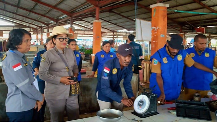 Tertibkan Pedagang Ikan ‘Nakal’, Disperindag Segel 33 Alat Ukur di Pasar Sentral Timika