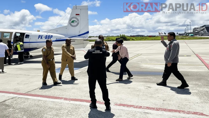 Gubernur Papua Tengah Kunjungi Expo UMKM dan Pimpin Upacara HUT Mimika, Kedatangan di Bandara Disambut Satgas Korpasgat