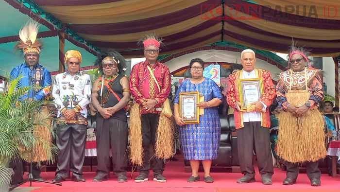 20 Tokoh Mimika Terima Penghargaan di HUT ke-29, Berikut Nama-Nama Mereka