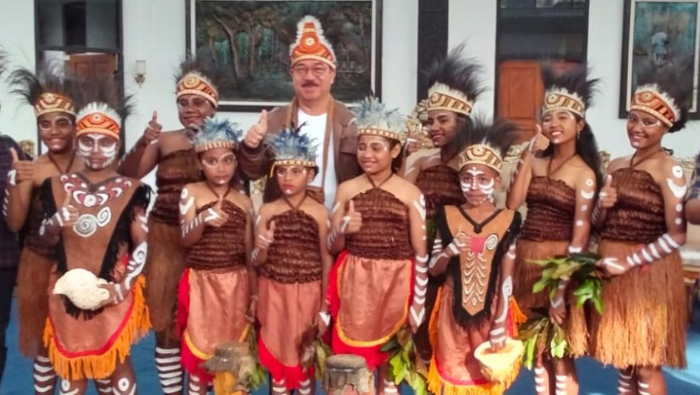 Gubernur Hendrik Lewerissa Hadiri HUT ke-20 IKEMAL Papua, Kedatangannya Disambut Meriah
