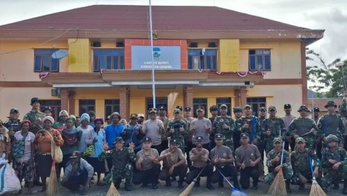Wujudkan Lingkungan Sehat, Satgas Korpasgat dan Pemkab Dogiyai Gelar Jumat Bersih