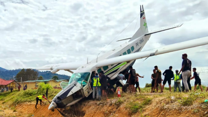Pesawat Smart Air Tergelincir di Bandara Tiom, Tidak Ada Korban Jiwa