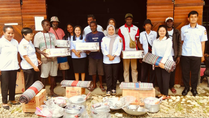 Dinsos Mimika Salurkan Bantuan Peralatan Rumah Tangga bagi Warga Kampung Nawaripi