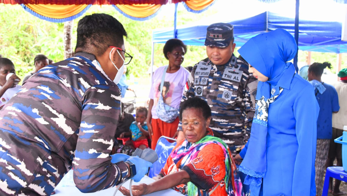 Ringankan Beban Warga, Lanal Timika Laksanakan Bakti Sosial di Kampung Bahari Nusantara