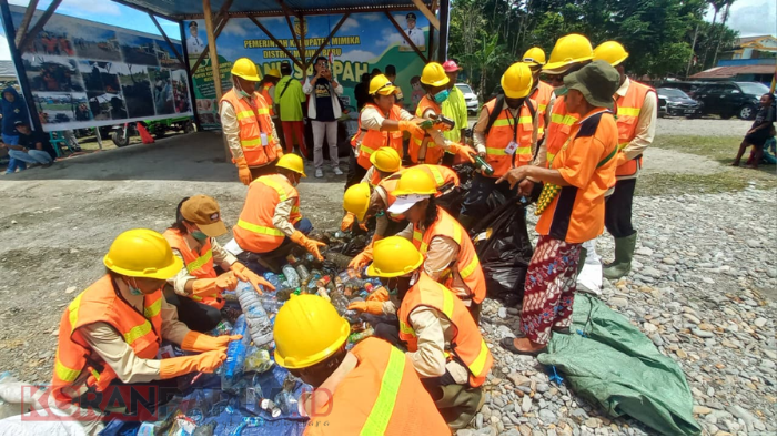 Gallery Foto Bupati Johannes Rettob Resmikan Program Bank Sampah yang Digagas Pemdis Miru