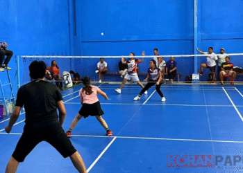 Sorakan Penonton Pecahkan Suasana, Turnamen Badminton HKN 2025 di Mimika Berlangsung Meriah, Libatkan 11 Organisasi Profesi