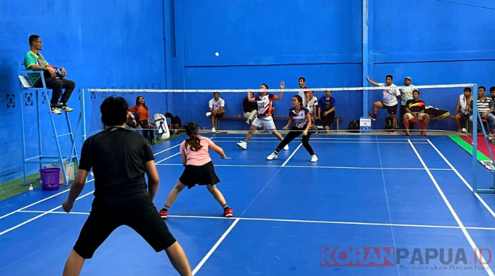 Sorakan Penonton Pecahkan Suasana, Turnamen Badminton HKN 2025 di Mimika Berlangsung Meriah, Libatkan 11 Organisasi Profesi