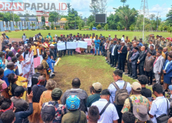 Ratusan Massa FPHUM Kepung DPRD Mimika, Tuntut Penegasan Tapal Batas Wilayah Adat Kapiraya
