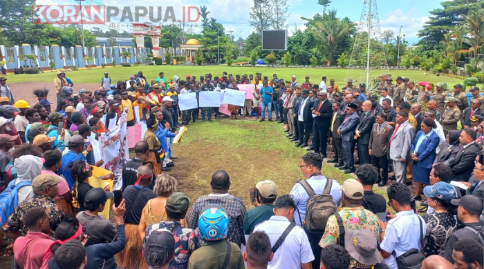 Ratusan Massa FPHUM Kepung DPRD Mimika, Tuntut Penegasan Tapal Batas Wilayah Adat Kapiraya