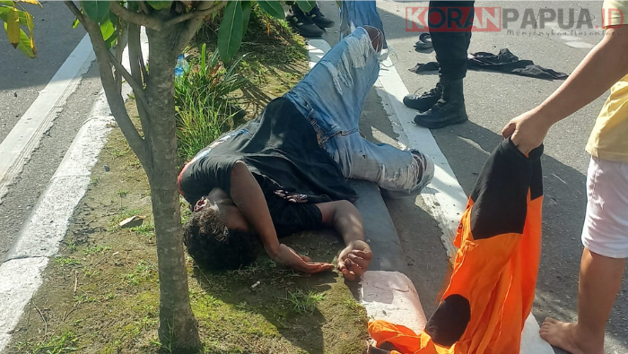Benturan Keras di Depan Polres Mimika, Pengendara Motor Luka Serius