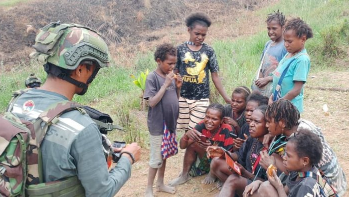 Tenda Jaya Sakti Satgas Yonif 113 Pamtas RI–PNG Mobile, Membuka Jendela Dunia Bagi Warga Intan Jaya yang Terisolasi