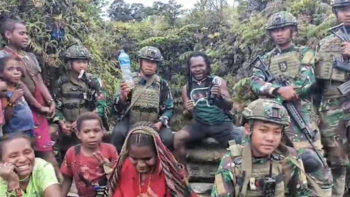 Bukti Kasih untuk Warga Papua, Satgas Yonif 500/Sikatan Hadirkan Air Bersih di Silatuga