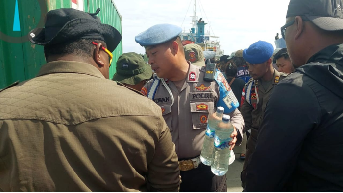 Razia Penumpang KM Tatamailau di Pelabuhan Pomako, Aparat Sita 157,5 Liter Miras Lokal