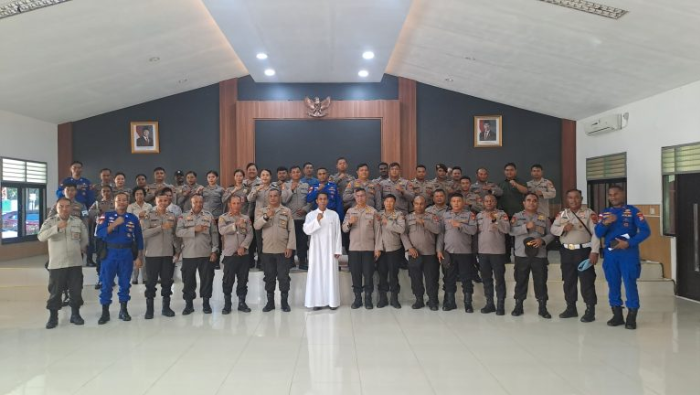 Pembinaan Keimanan, Personel Polres Mimika dan Brimob Yon B Diberikan Bimbingan Rohani dan Mental
