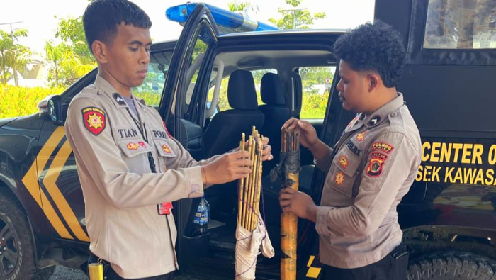 Polisi Sita 81 Bahan Baku Anak Panah di Terminal Kedatangan Bandara Mozes Kilangin Timika