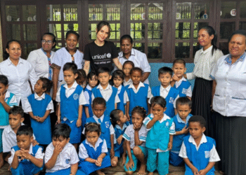 Cinta Laura Terlihat Bahagia Berlibur di Asmat, Berkeliling Menggunakan Sepeda Motor dan Naik Perahu