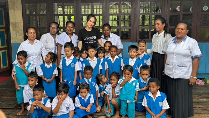 Cinta Laura Terlihat Bahagia Berlibur di Asmat, Berkeliling Menggunakan Sepeda Motor dan Naik Perahu