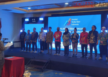 Wahyu Dhyatmika Lantik Pengurus AMSI Wilayah Papua Periode 2025-2028 di Timika