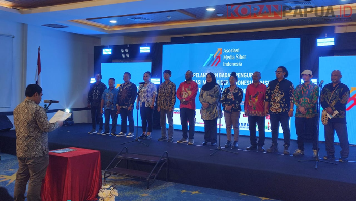 Wahyu Dhyatmika Lantik Pengurus AMSI Wilayah Papua Periode 2025-2028 di Timika