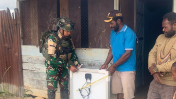 Distrik Homeyo Akhirnya Terang, Satgas Yonif 113/JS Pasang Gratis 143 Unit Solar Cell Solar Cell