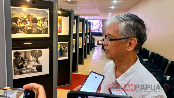 Tokoh Medis Mimika, dr. Yosep Oyong Apresiasi Pameran Pameran Foto ‘Lensa Pengabdian’