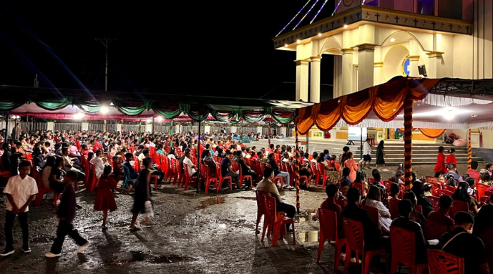 Penuh Damai dan Kasih, Ribuan Jemaat Ikuti Ibadah Malam Natal 2025 di GPI Timika