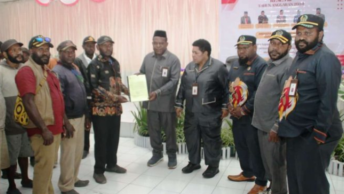 Sengketa Batas Wilayah Mimika-Deiyai, Warga Kapiraya Serahkan Aspirasi ke DPRP Papua Tengah
