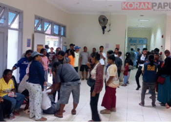 Korban Pembunuhan di SP9, Tangis Keluarga Pecah Saat Jenazah Bonesius Tiba di RSUD Mimika