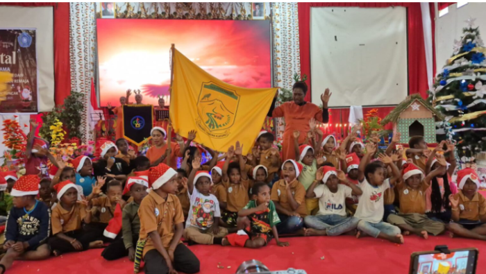 “Mari Maju Peluk Bapak Bupati”, Ibadah Natal Penuh Kasih dari Puncak Ilaga