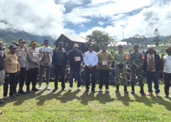 Penyelesaian Adat Terkait Pilkada, Bupati Puncak Elvis Tabuni Serahkan Bantuan Rp4 Miliar untuk Miren Kogoya