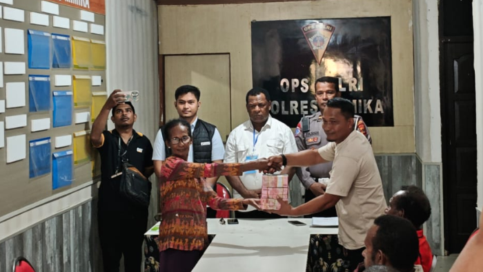 Polisi Mediasi Kasus Lakalantas di Jalan Poros Pomako-Timika, Keluarga Korban Terima Santunan Rp250 Juta