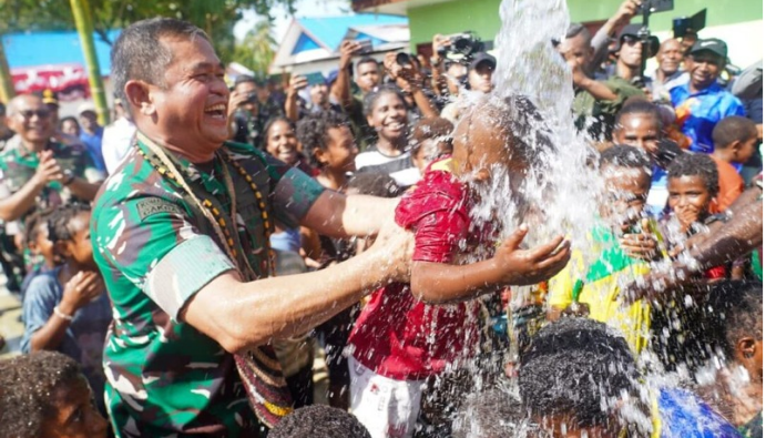 Kasad Resmikan 37 Sumber Air Bersih dan Hasil Renovasi RTLH di Papua Tengah