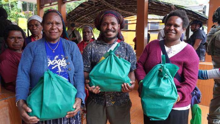 Rayakan Natal, PTFI Salurkan Bantuan Bahan Makanan untuk Warga Dataran Tinggi dan Rendah