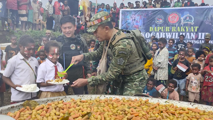 Gelar Dapur Rakyat, Kogabwilhan III Sajikan Makanan Siap Santap untuk Ribuan Warga Pegunungan Bintang