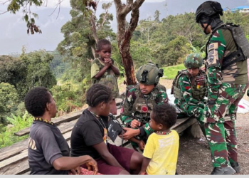 Pastikan Warga Tersentuh Pelayanan Kesehatan, Satgas Yonif 743/PSY Sambangi Pedalaman Puncak Jaya