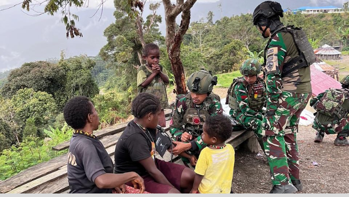 Pastikan Warga Tersentuh Pelayanan Kesehatan, Satgas Yonif 743/PSY Sambangi Pedalaman Puncak Jaya