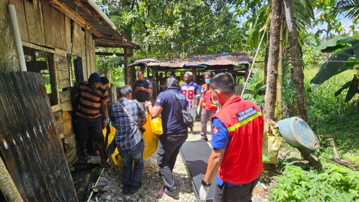 Polisi Olah TKP Penemuan Mayat di SP3, Suami yang Baru Turun dari Tembagapura Sempat Panggil Istrinya