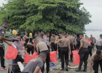 Dipenuhi Sampah Plastik, Brigjen Alfred Pimpin Langsung Pembersihan Pantai Nabire