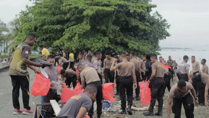 Dipenuhi Sampah Plastik, Brigjen Alfred Pimpin Langsung Pembersihan Pantai Nabire