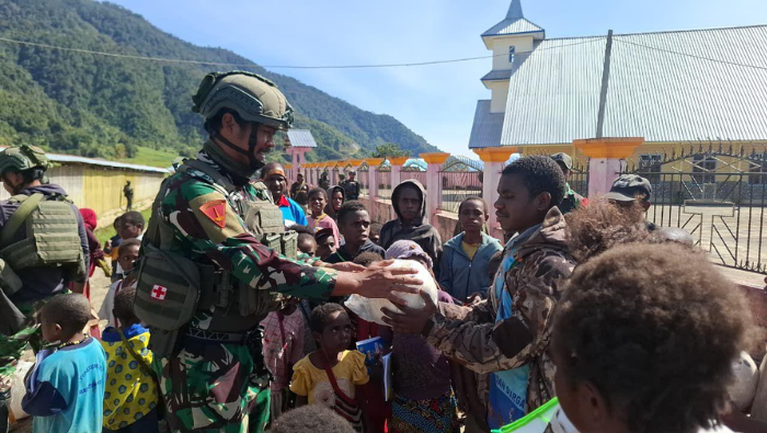 TNI AL Peduli Pendidikan, Bagikan Perlengkapan Sekolah untuk Anak-anak Obano-Paniai