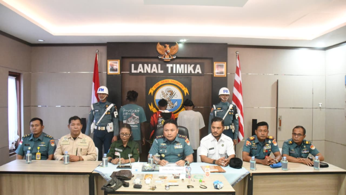 Lanal Timika Serahkan Tiga Pengedar Narkotika ke Polres Mimika