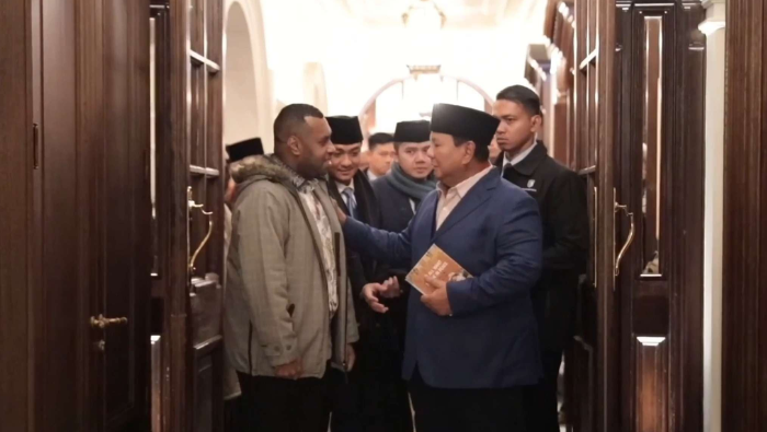 Buku ‘We All Want to Live in Peace’ Kenangan Mahasiswa Papua di London untuk Presiden Prabowo