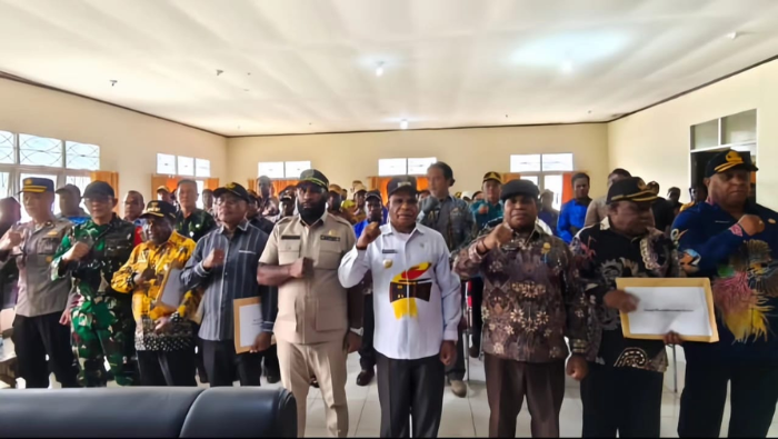 Pertama di Papua Tengah yang Serahkan DPA ke Pimpinan OPD, Bupati Puncak: Prestasi Membanggakan